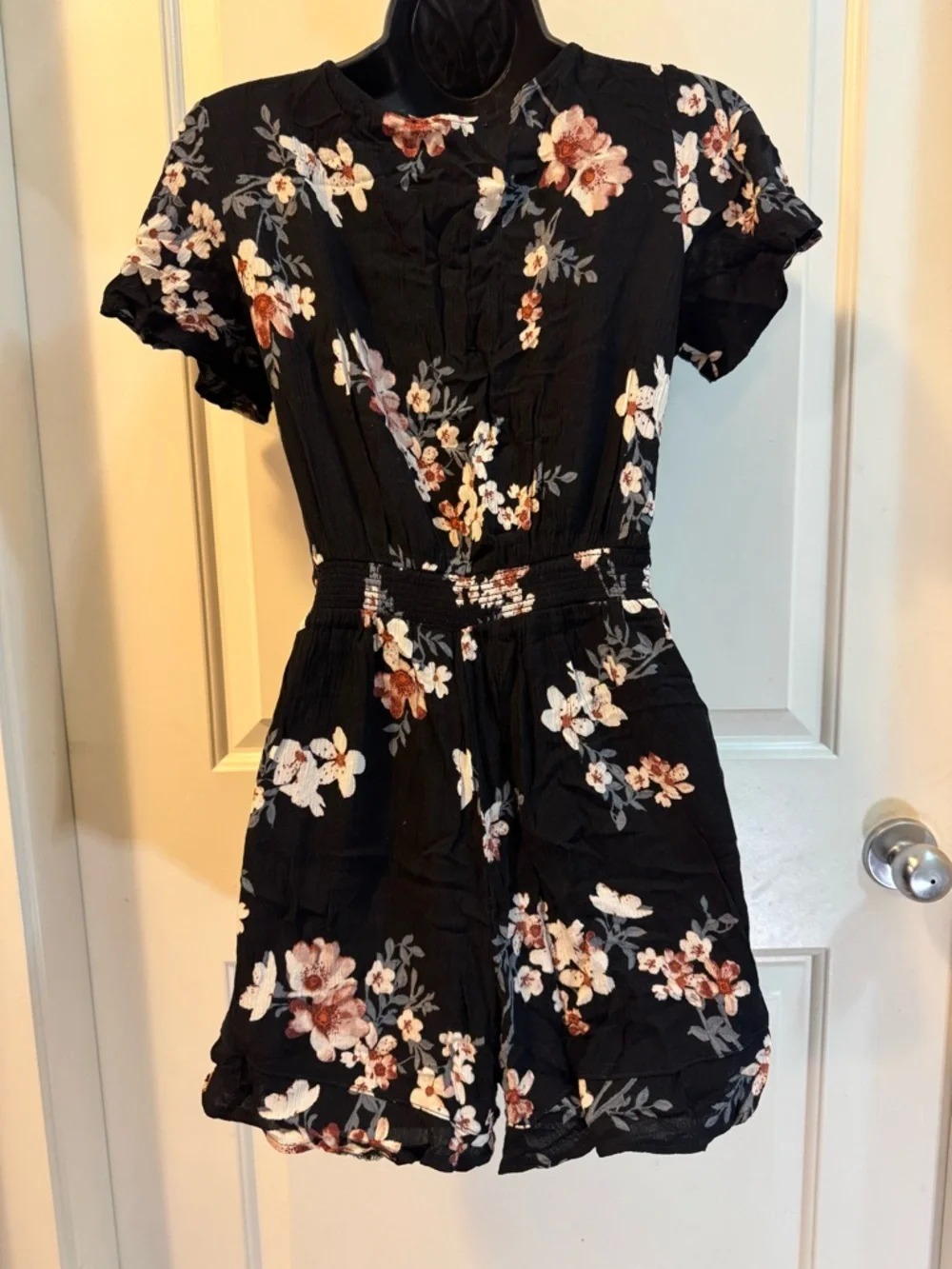 American Eagle Floral Tie-Front Cutout Romper Black Pink Flutter Sleeve Size M - Picture 8 of 9